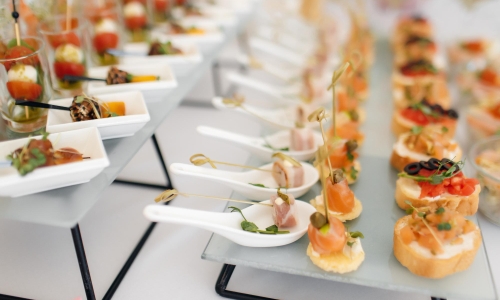 Live stations, buffets ή plated service; Τι ταιριάζει σε κάθε εκδήλωση	